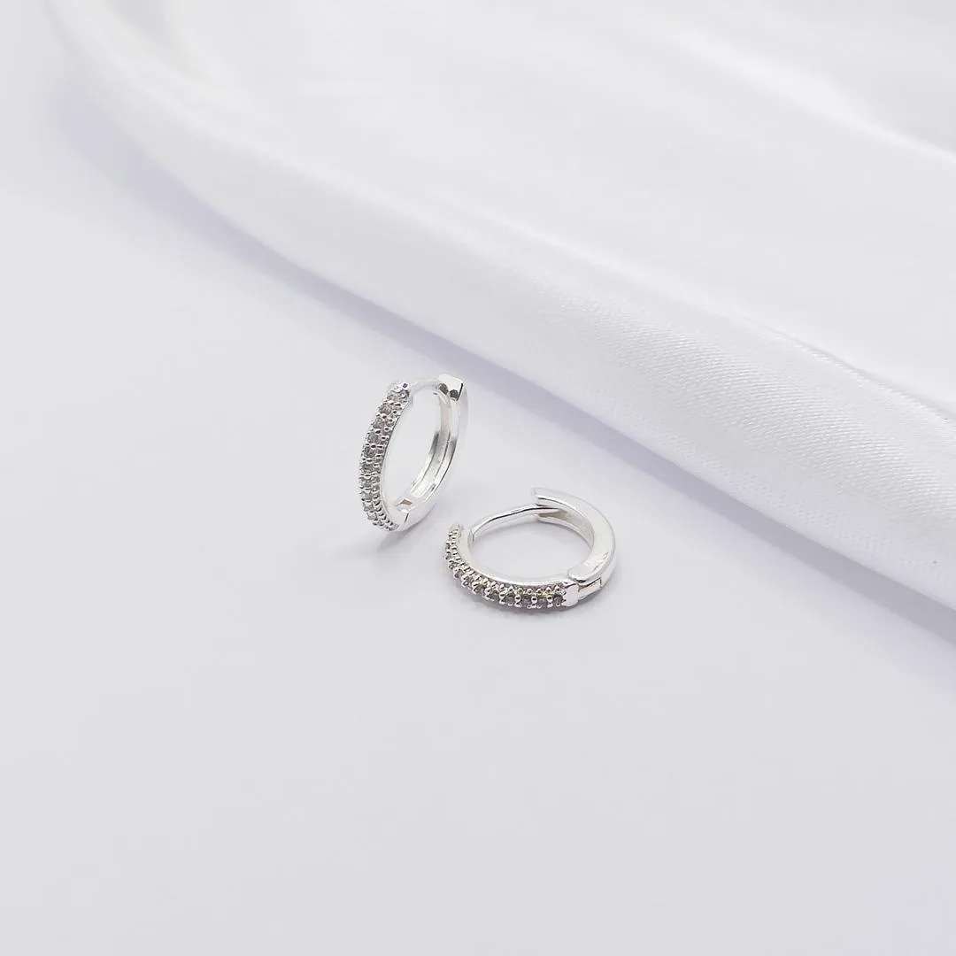 BRINCO PRATA ARGOLINHA CRAVEJADA COM ZIRCÔNIA CRISTAL G