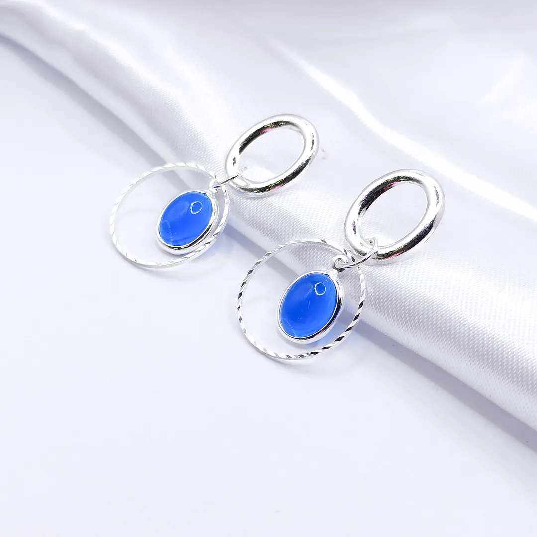 BRINCO PRATA CIRCULO VAZADO COM CRISTAL OVAL AZUL