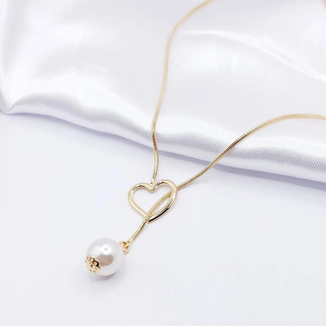 COLAR DOURADO GRAVATINHA COM CORAÇÃO LISO E PÉROLA 45CM