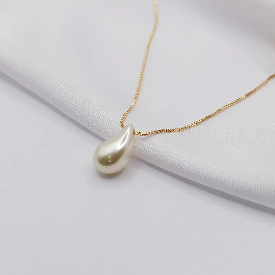 GARGANTILA DOURADA COM GOTA DE PÉROLA 45CM