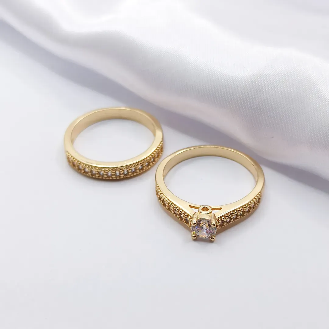 ANEL DOURADO DUPLO COM APARADOR E SOLITÁRIO CRAVEJADOS