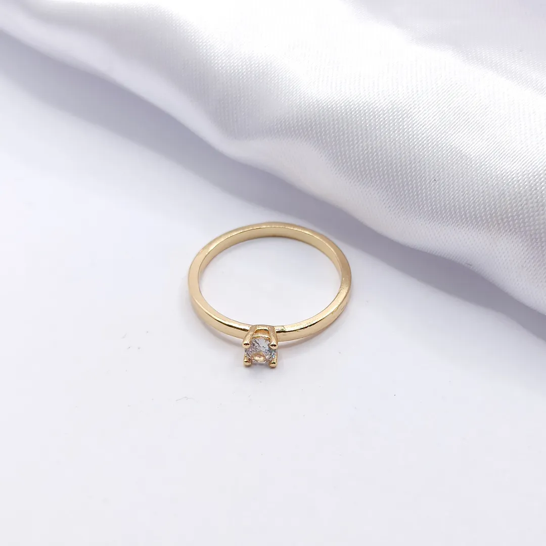 ANEL DOURADO SOLITÁRIO LISO COM PONTO DE LUZ CRISTAL