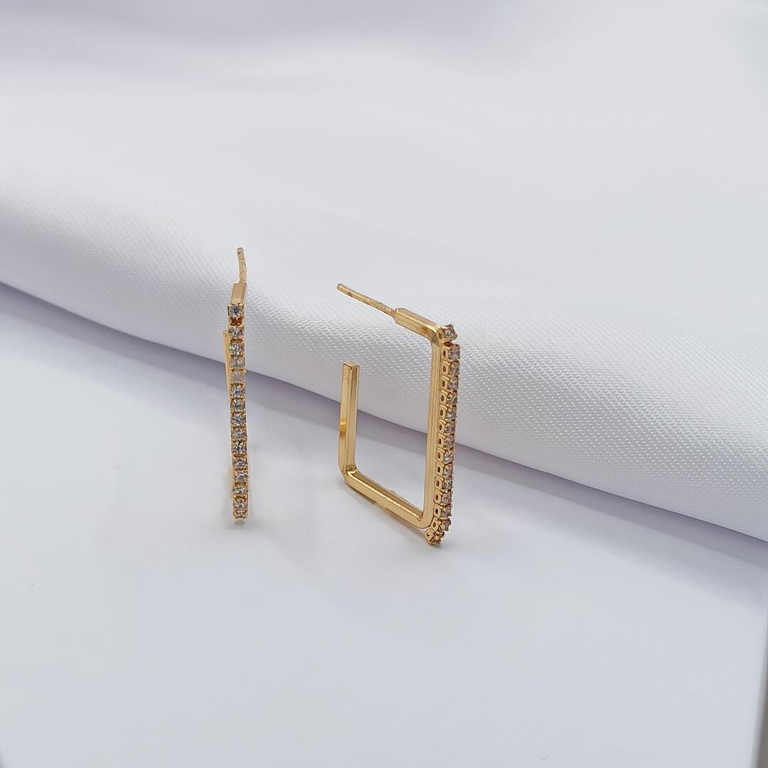 BRINCO DOURADO ARGOLA QUADRADA COM UMA FILEIRA DE ZIRCÔNIA