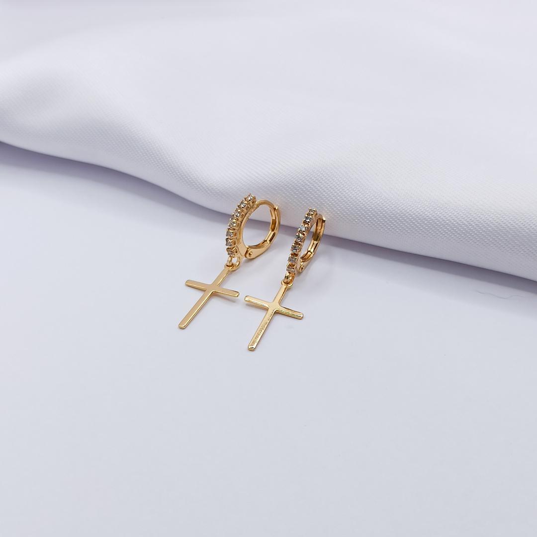 BRINCO DOURADO ARGOLINHA CLICK CRAVEJADA COM CRUZ LISA