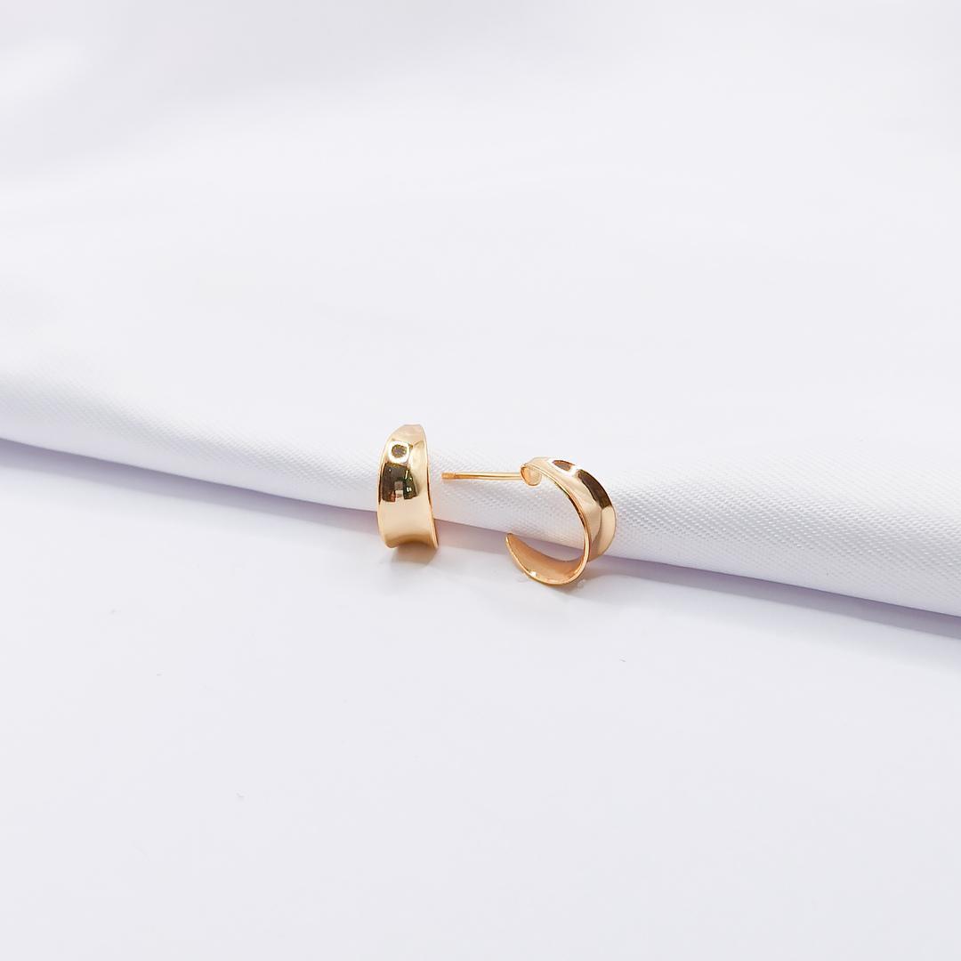 BRINCO DOURADO ARGOLINHA CURVADA E LISA