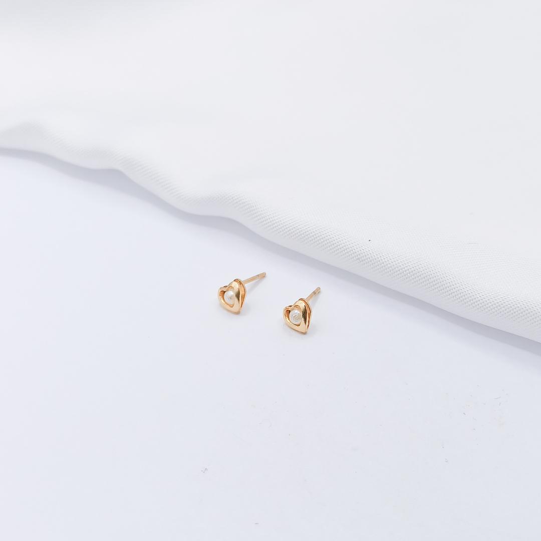 BRINCO DOURADO CORAÇÃO COM PÉROLA
