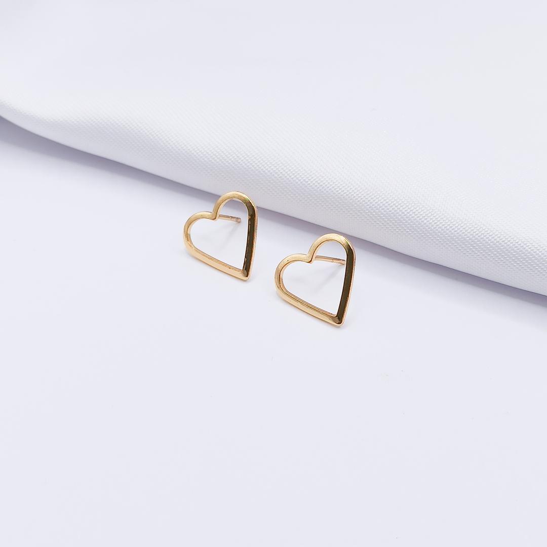 BRINCO DOURADO CORAÇÃO VAZADO LISO