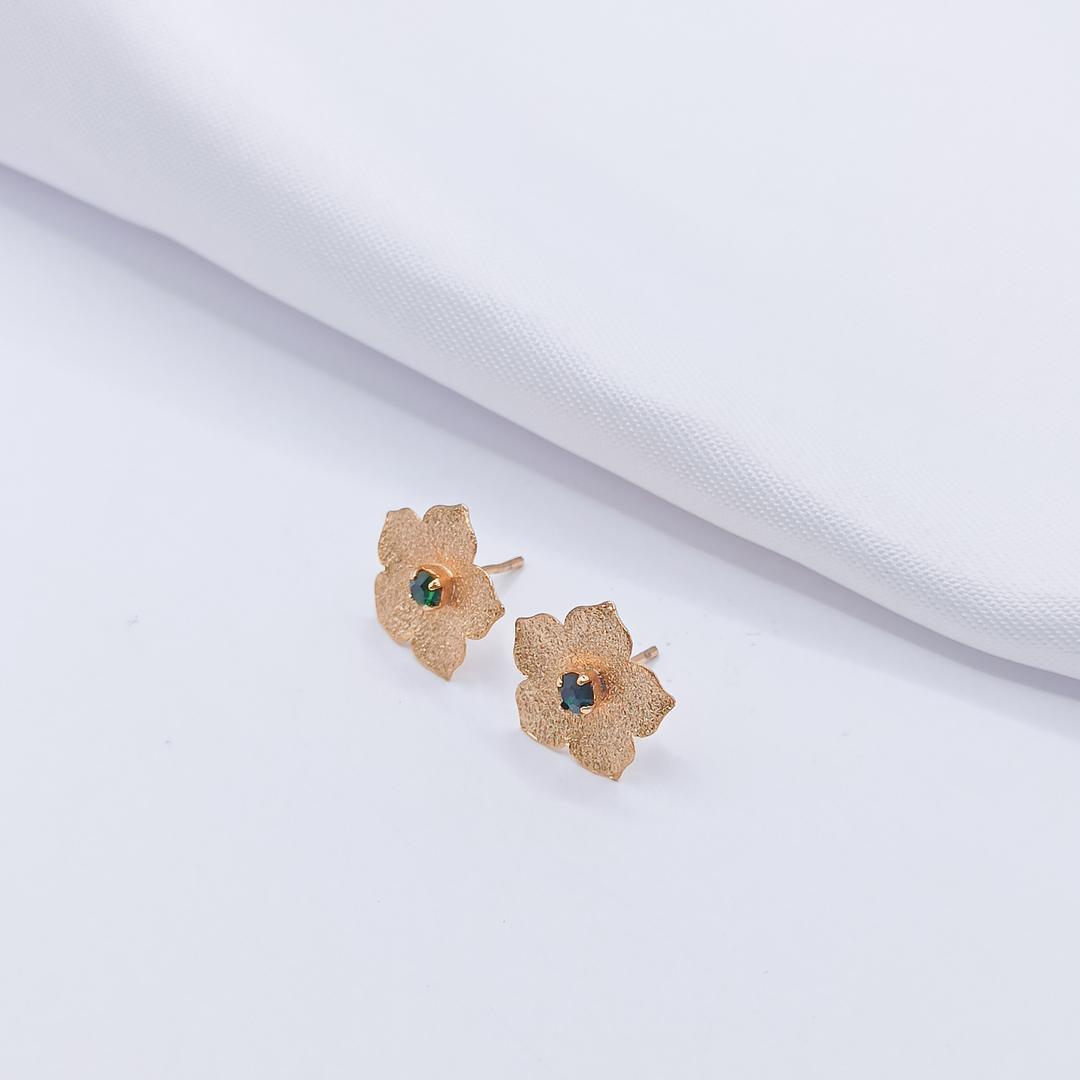 BRINCO DOURADO FLOR COM PONTO DE LUZ VERDE G