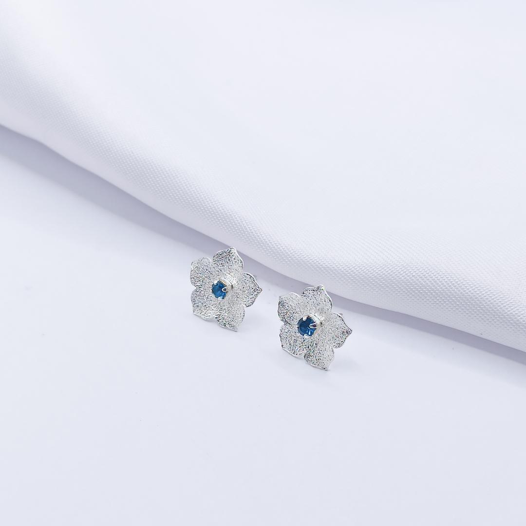 BRINCO PRATA FLOR COM PONTO DE LUZ AZUL G