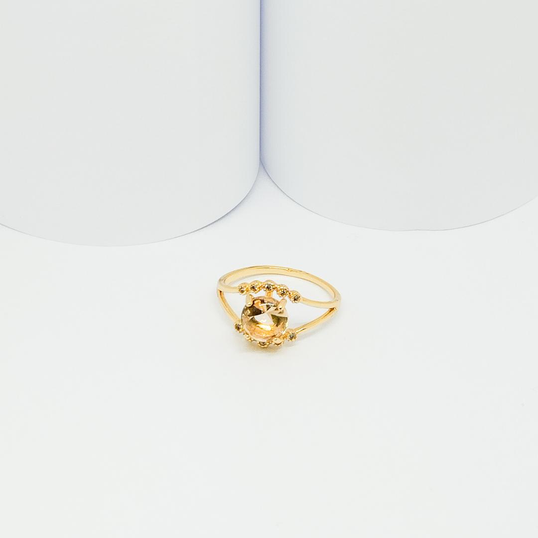 ANEL DOURADO ARO DUPLO TRABALHADO COM CENTRAL CRISTAL MARROM