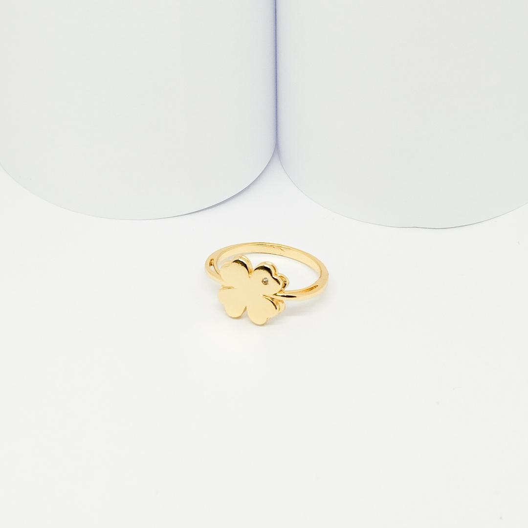 ANEL DOURADO TREVO LISO COM MINI PONTO DE LUZ