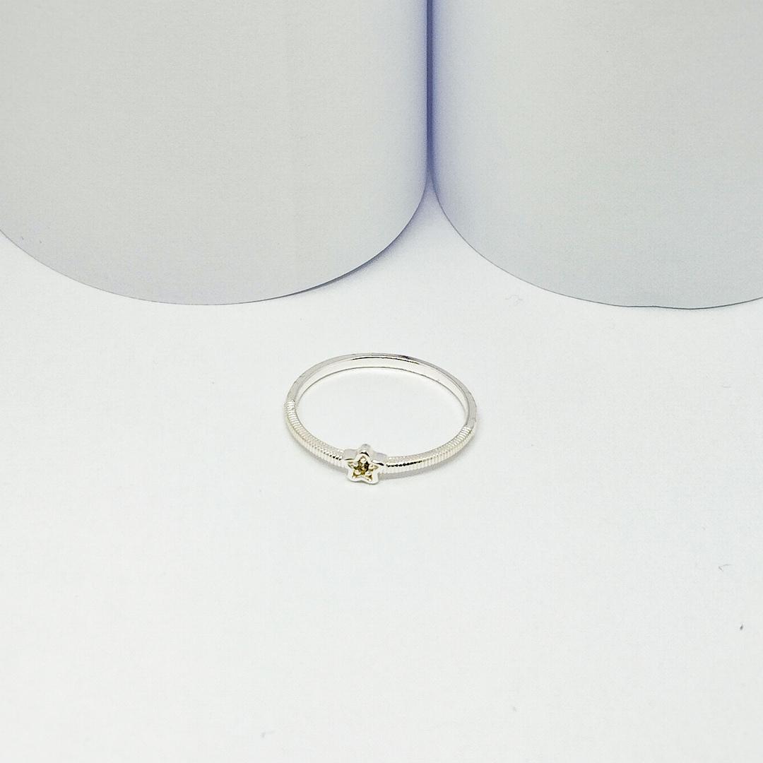 ANEL PRATA SOLITÁRIO COM ESTRELA E ARO DETALHADO