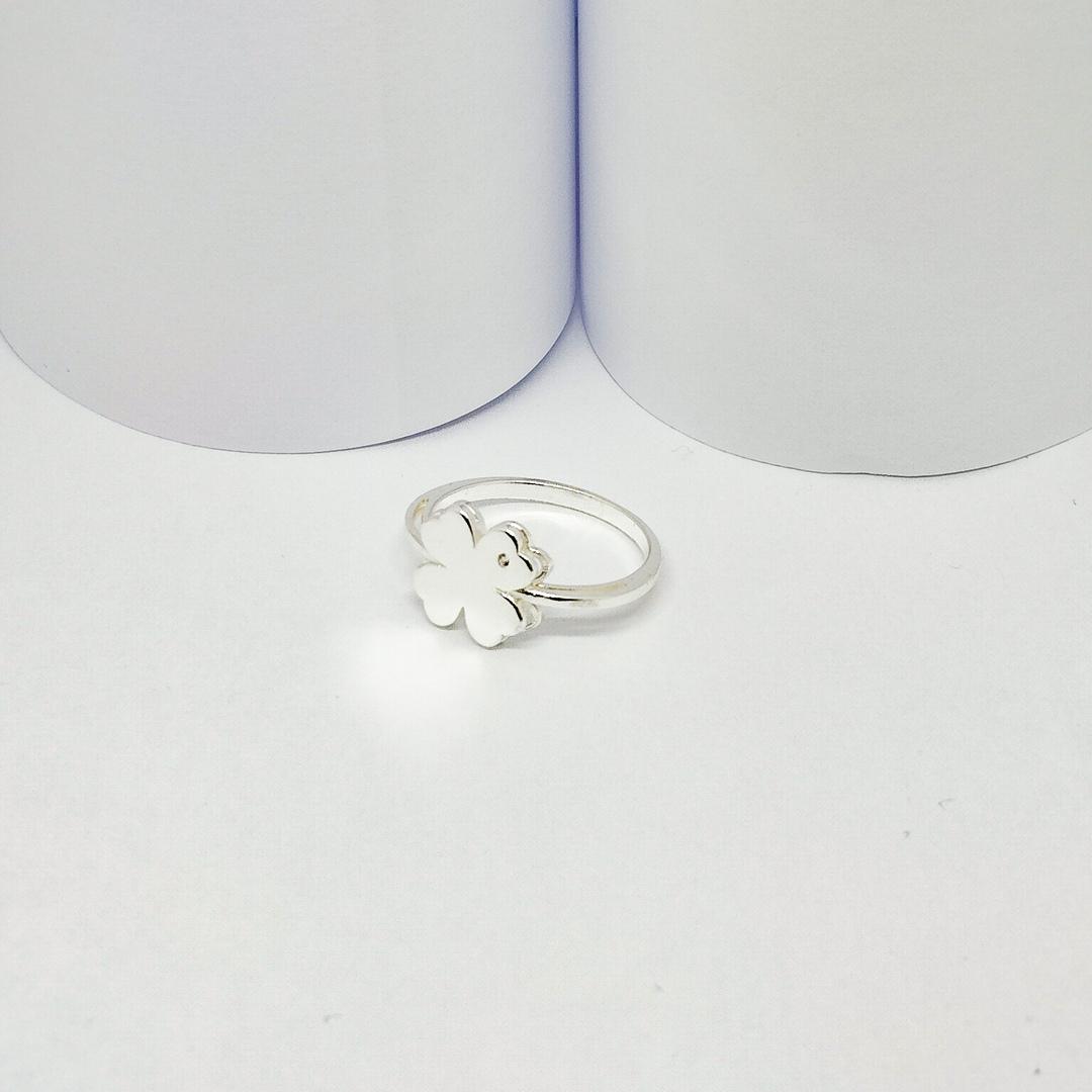 ANEL PRATA TREVO LISO COM MINI PONTO DE LUZ