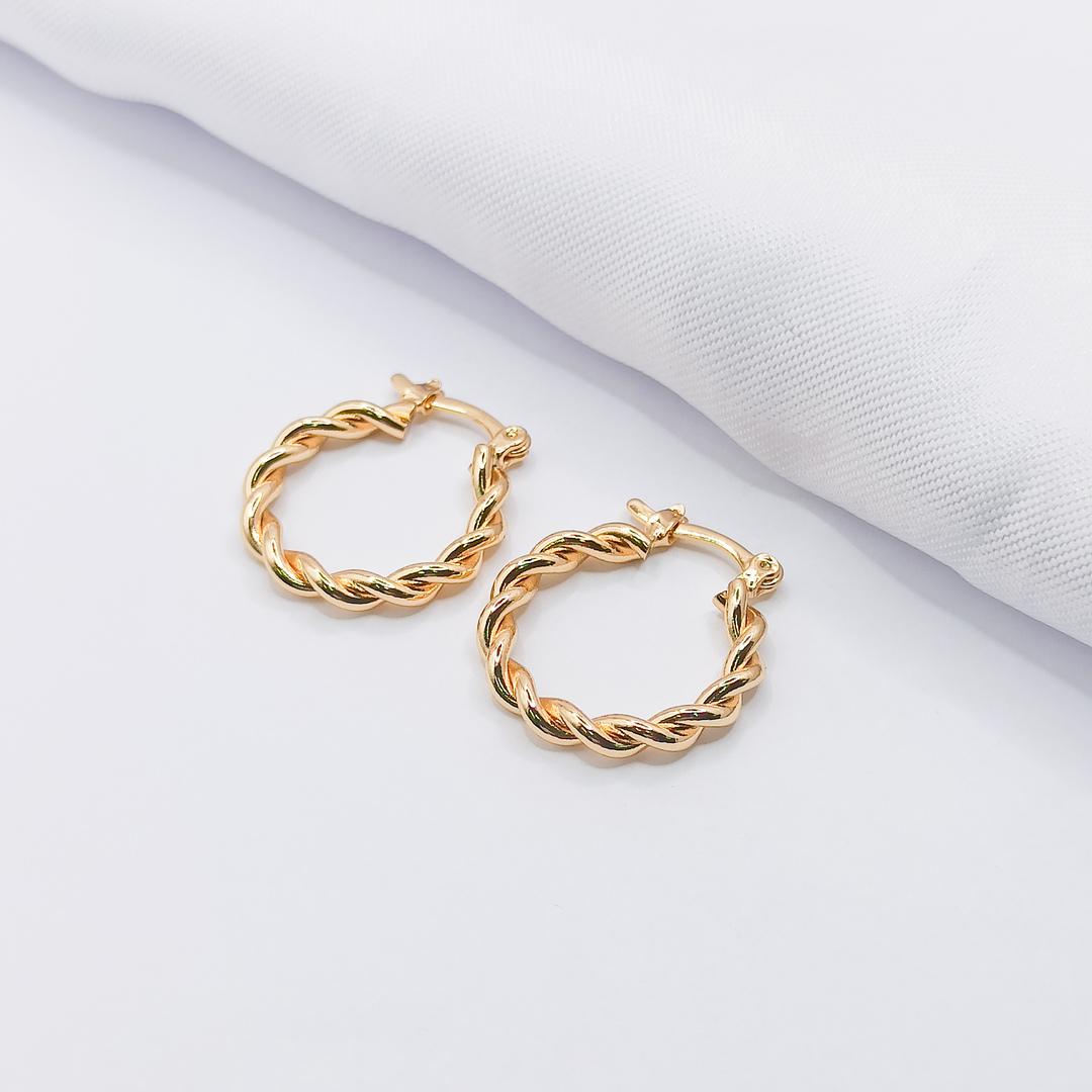 BRINCO DOURADO ARGOLA ARTICULADA COM FIO TRANÇADO