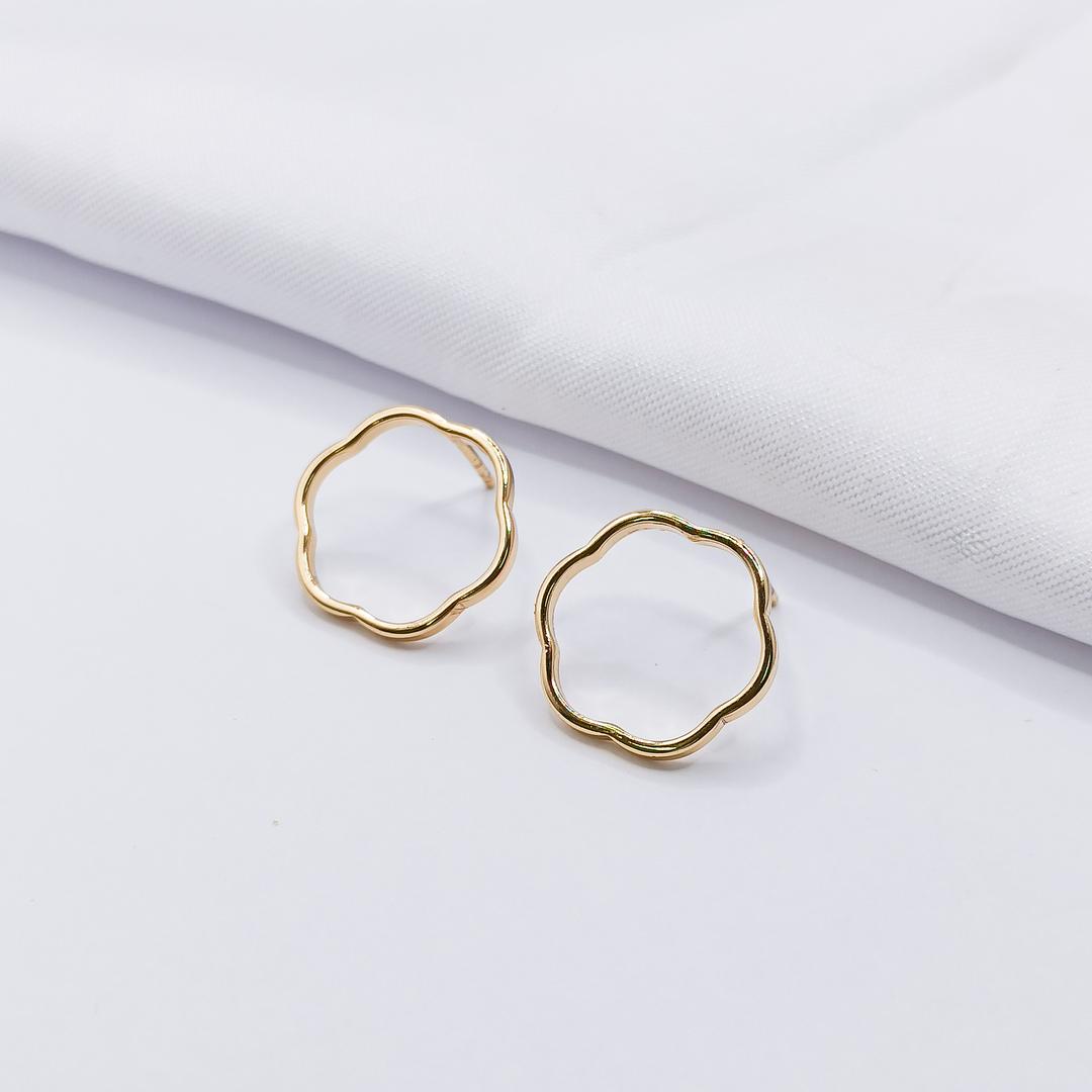 BRINCO DOURADO CIRCULO VAZADO FIO LISO E ONDULADO