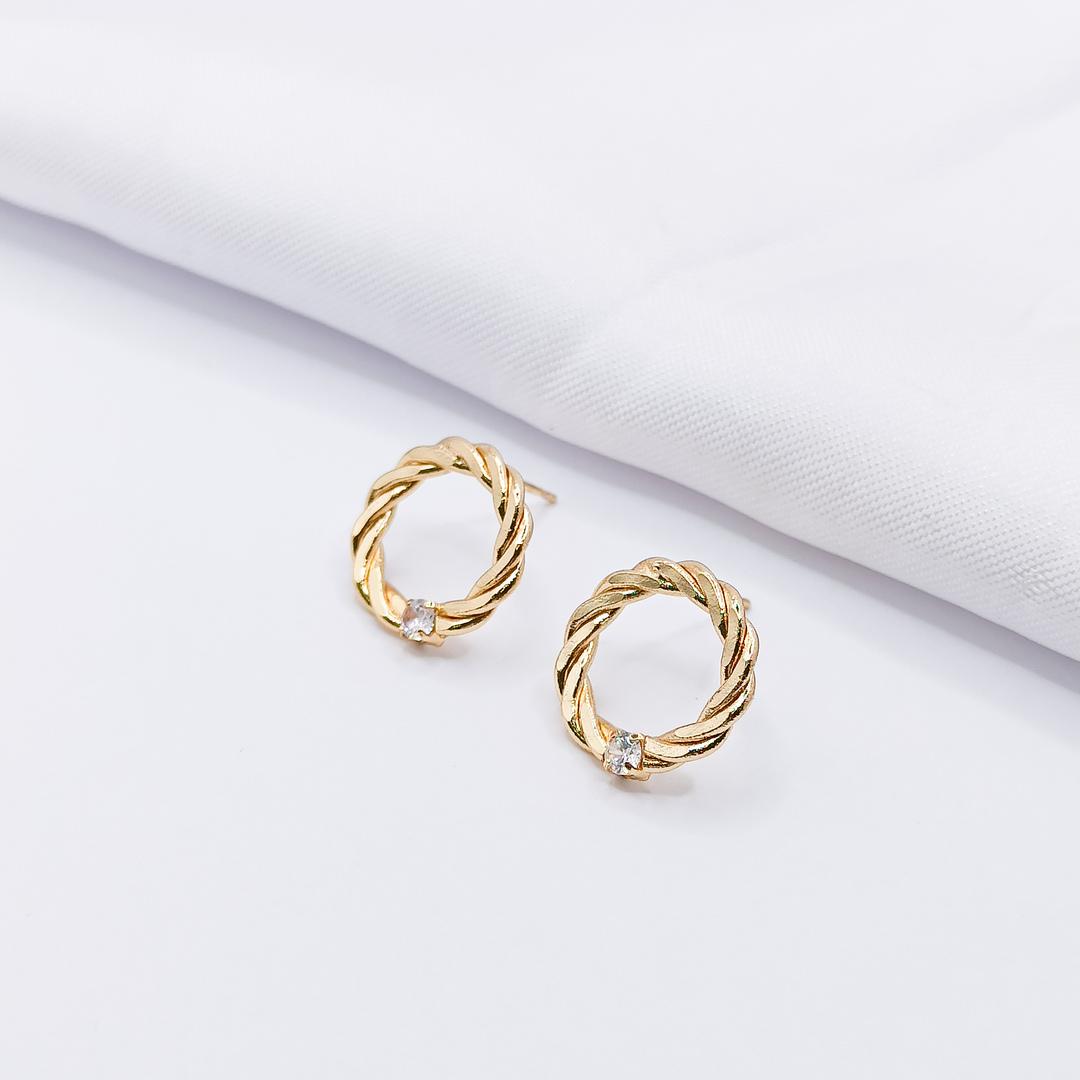 BRINCO DOURADO CIRCULO VAZADO FIO TORCIDO COM PONTO DE LUZ