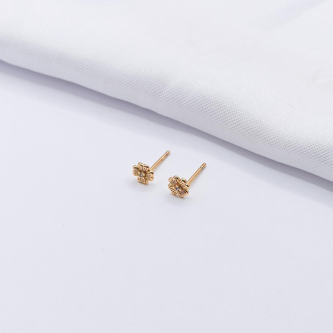 BRINCO DOURADO FLORZINHA DETALHADA
