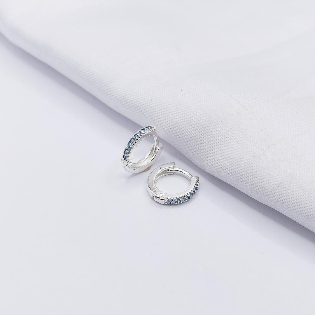 BRINCO PRATA ARGOLINHA CLICK UMA FILEIRA DE ZIRCÔNIA AZUL