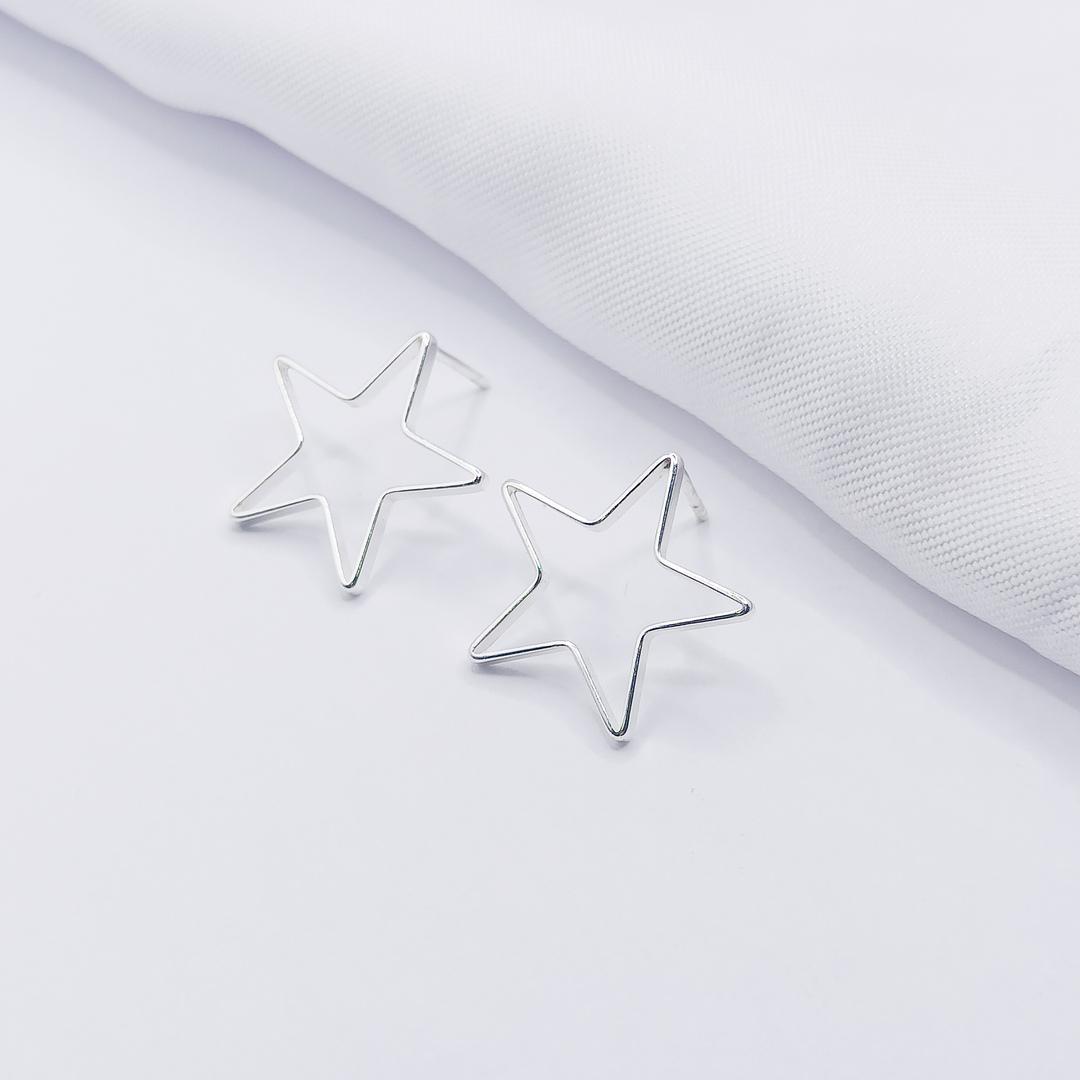 BRINCO PRATA ESTRELA LISA E VAZADA