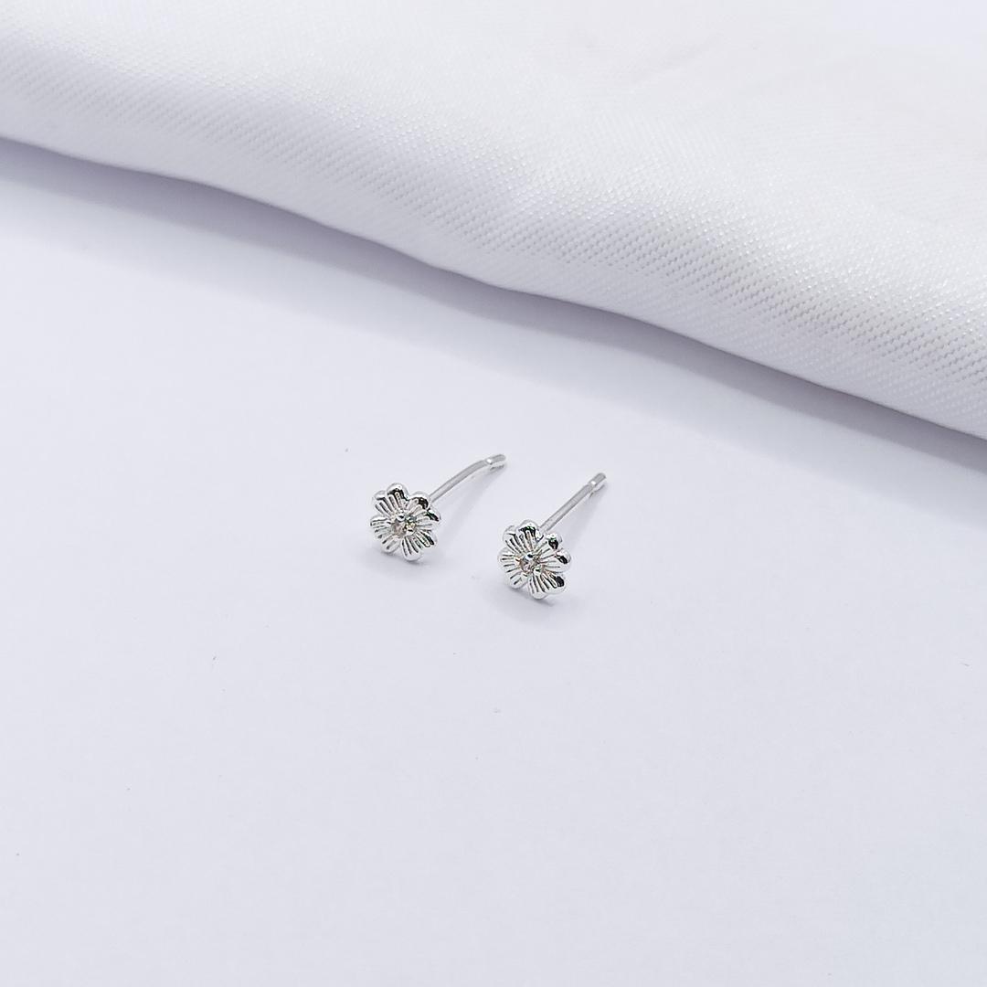 BRINCO PRATA FLORZINHA DETALHADA