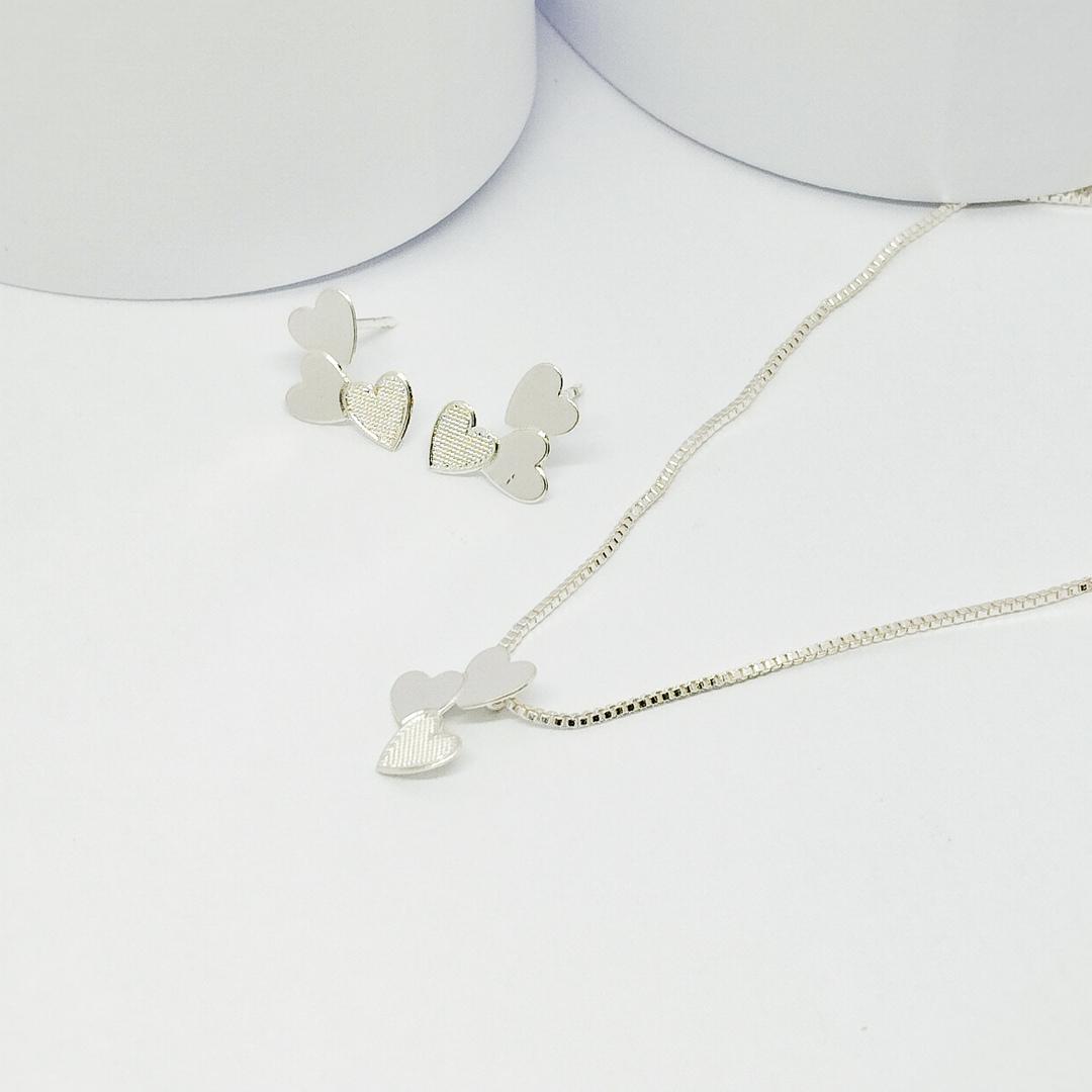 CONJUNTO PRATA TRÊS CORAÇÕES TEXTURIZADOS 45CM