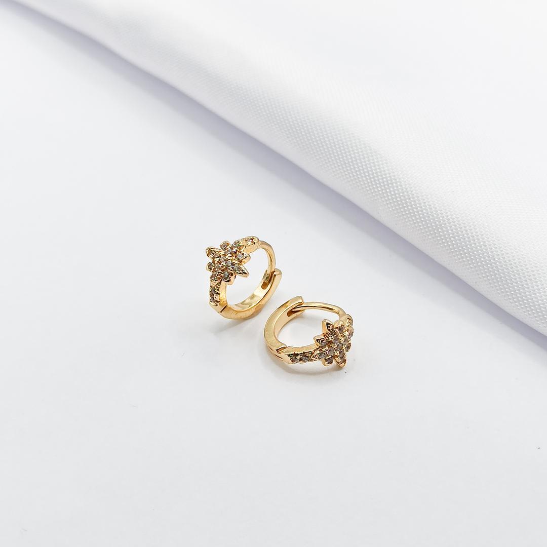 BRINCO DOURADO ARGOLINHA CLICK COM FLOR CRAVEJADA