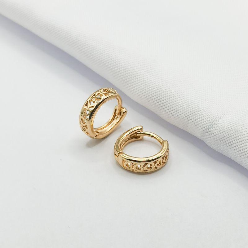 BRINCO DOURADO ARGOLINHA CLICK COM MINI CORAÇÕES