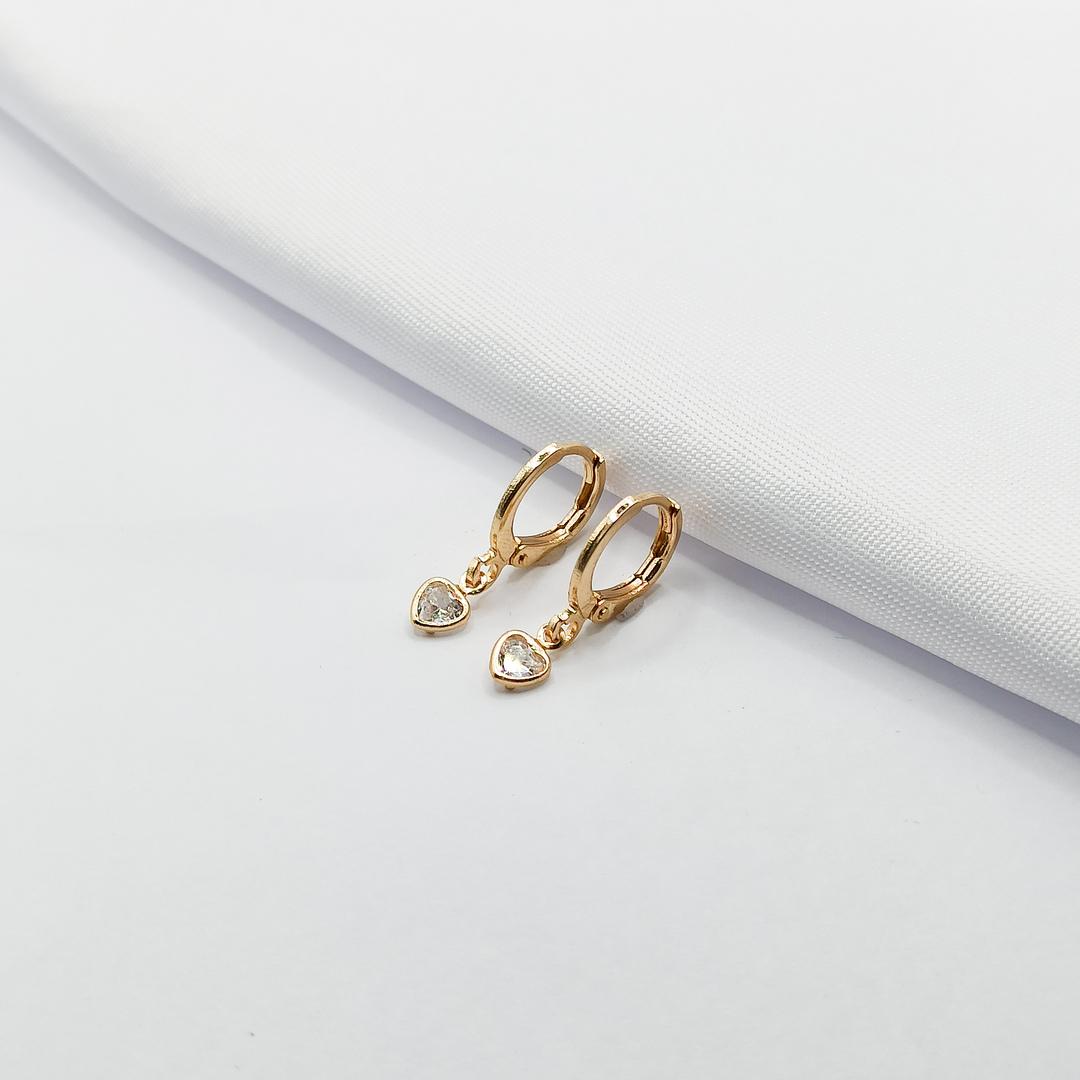 BRINCO DOURADO ARGOLINHA CLICK COM PONTO DE LUZ CORAÇÃO P