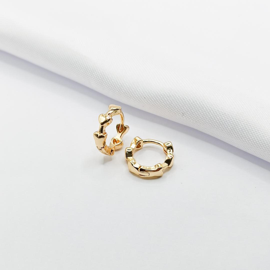 BRINCO DOURADO ARGOLINHA CLICK CORAÇÕES