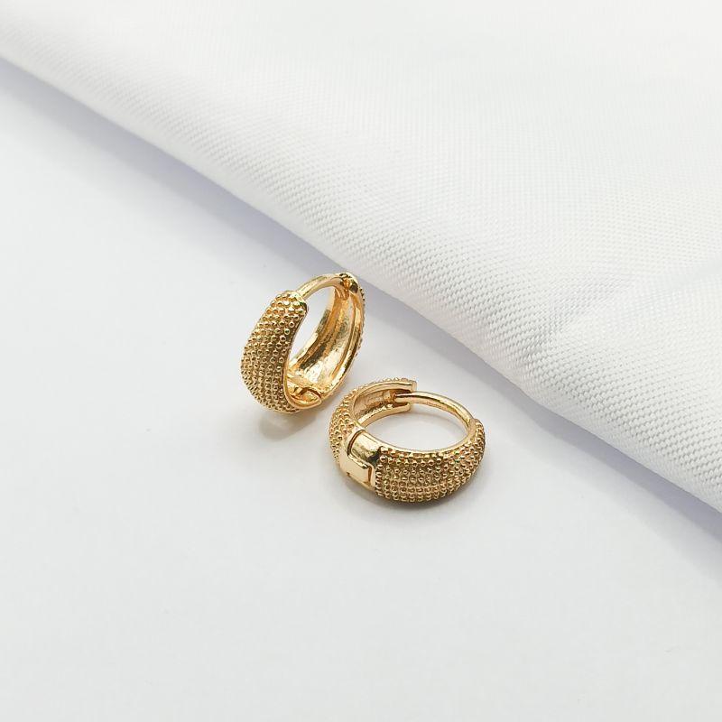 BRINCO DOURADO ARGOLINHA CLICK TEXTURIZADA M