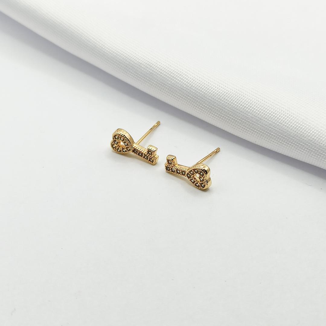 BRINCO DOURADO CHAVE CORAÇÃO CRAVEJADA