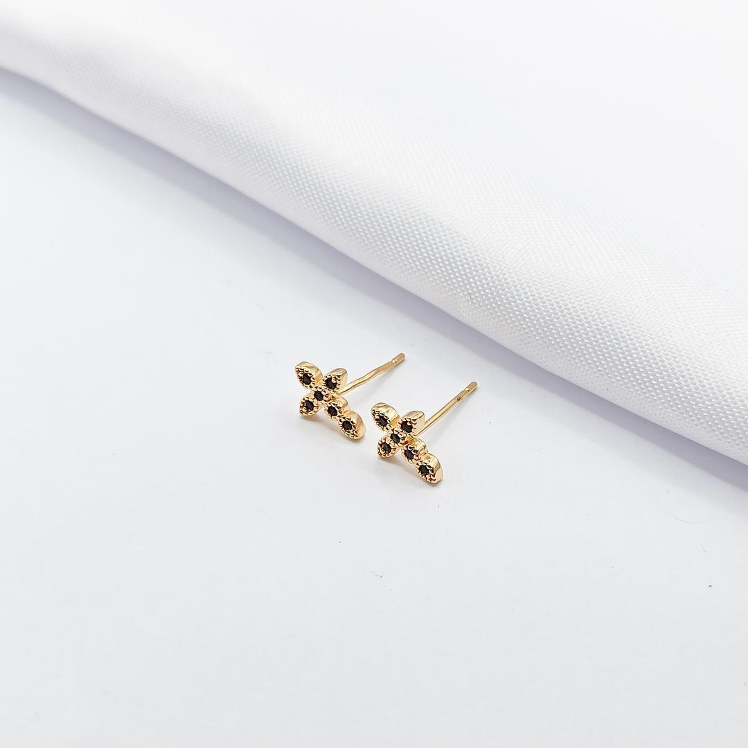 BRINCO DOURADO CRUZ  DETALHADA COM ZIRCÔNIA BLACK