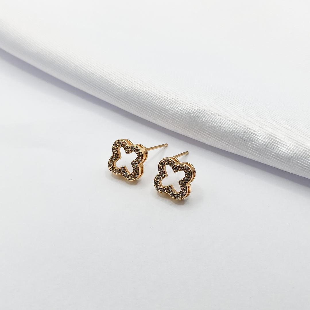 BRINCO DOURADO INSPIRAÇÃO TREVO VAN CLEEF VAZADO E BORDA CRAVEJADA