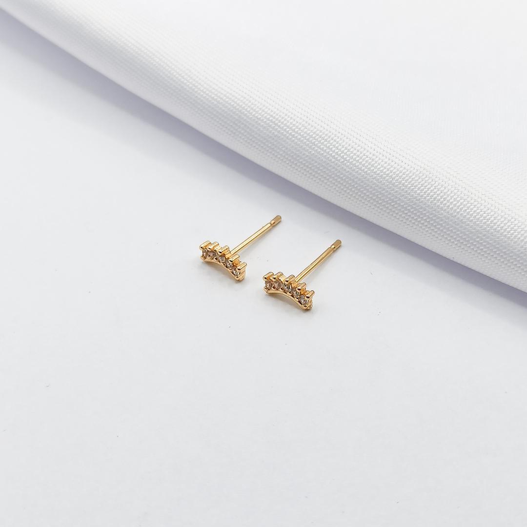 BRINCO DOURADO PALITO CURVADO EM ZIRCÔNIA