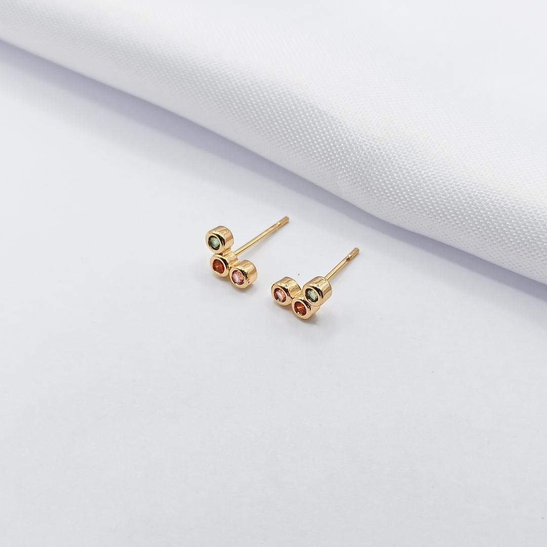 BRINCO DOURADO SEMICÍRCULO COM ZIRCÔNIA COLORIDA
