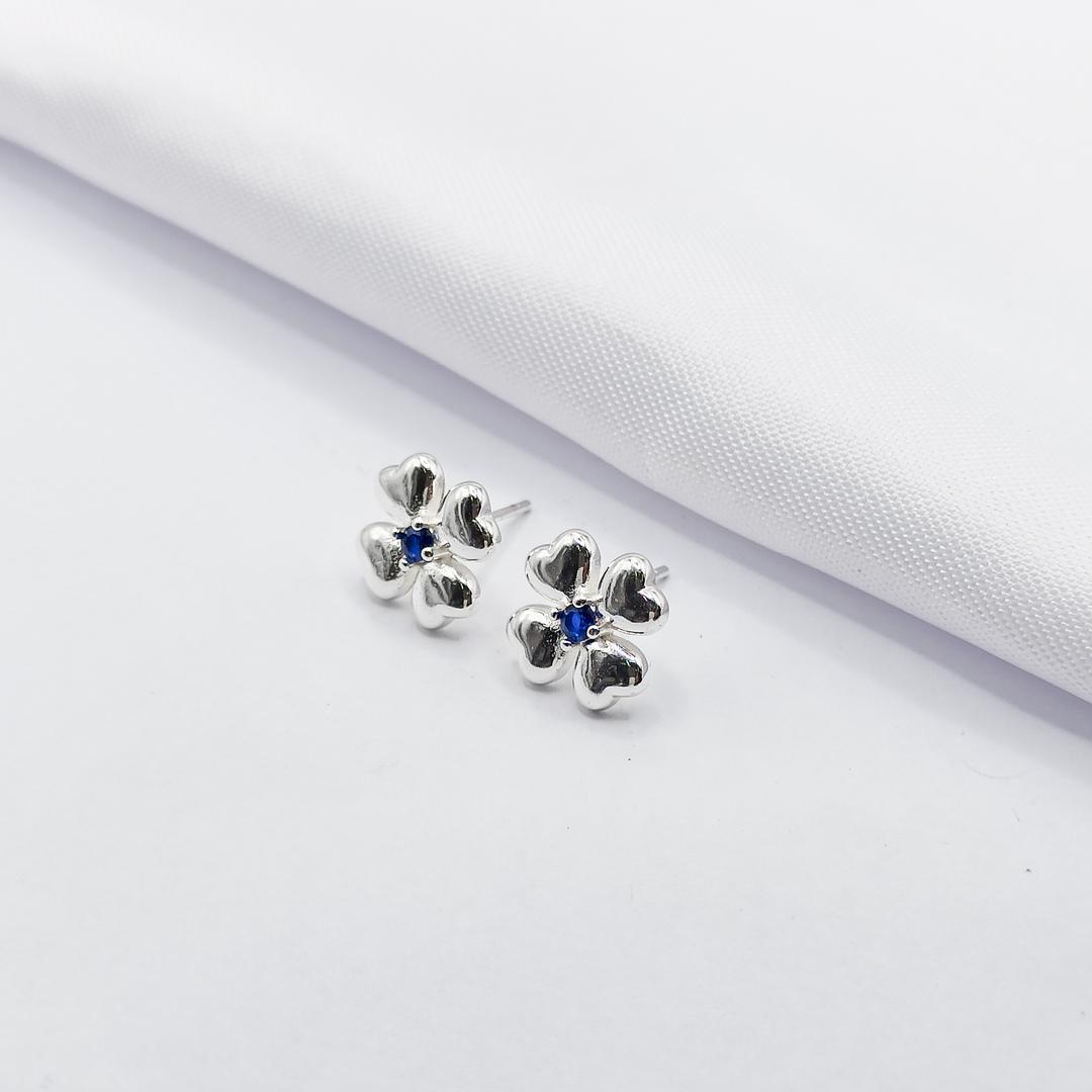 BRINCO PRATA FLOR CORAÇÃO E PONTO DE LUZ AZUL
