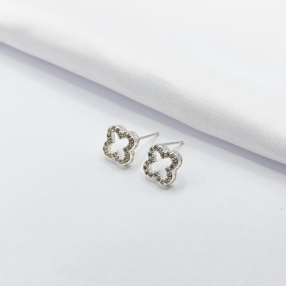 BRINCO PRATA INSPIRAÇÃO TREVO VAN CLEEF VAZADO BORDA CRAVEJADA