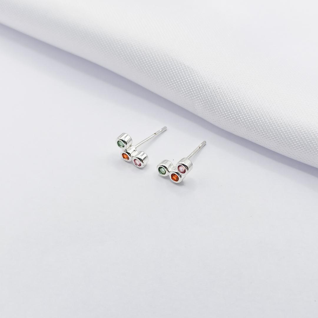 BRINCO PRATA SEMI CÍRCULO COM ZIRCÔNIA COLORIDA