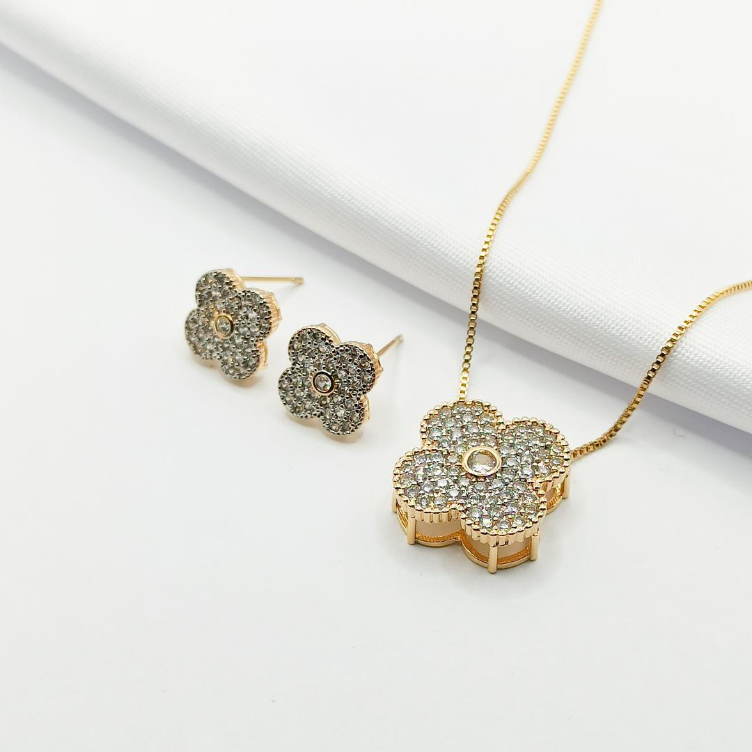 CONJUNTO DOURADO INSPIRAÇÃO TREVO VAN CLEEF CRAVEJADO COM PONTO DE LUZ 45CM