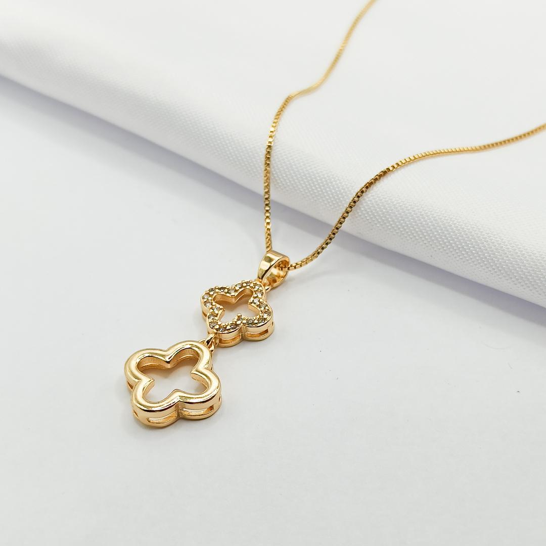 GARGANTILHA DOURADA INSPIRAÇÃO DUPLO TREVO VAN CLEEF LISO E CRAVEJADO 45CM
