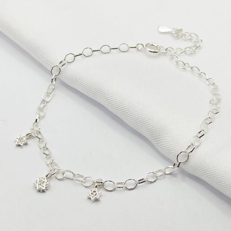 PULSEIRA PRATA ELO GEOMÉTRICO E PINGENTES DE ESTRELAS