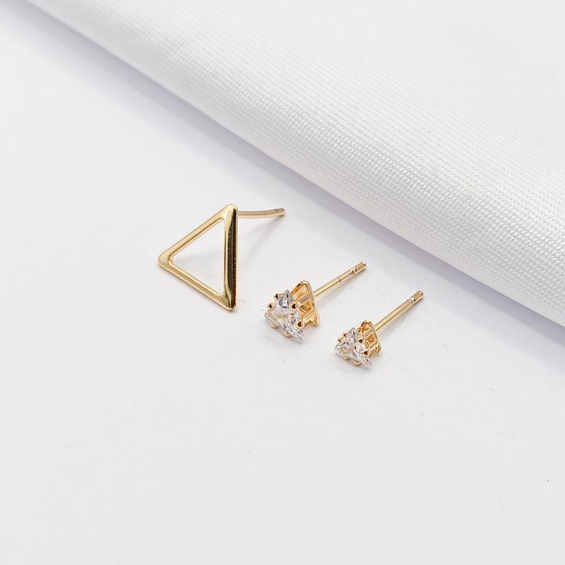 BRINCO DOURADO TRIO TRIÂNGULO VAZADO E CRISTAL