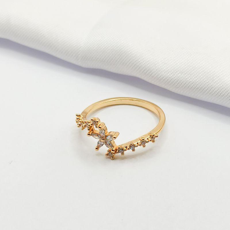 ANEL DOURADO EM V COM FLOR CRAVEJADA