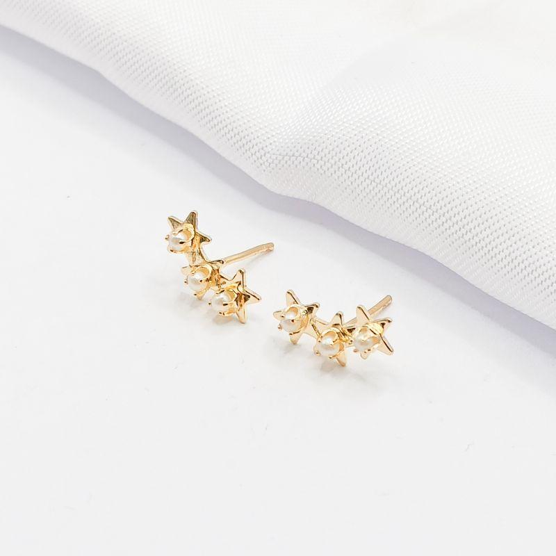 BRINCO DOURADO ESTRELAS COM MINI PÉROLA