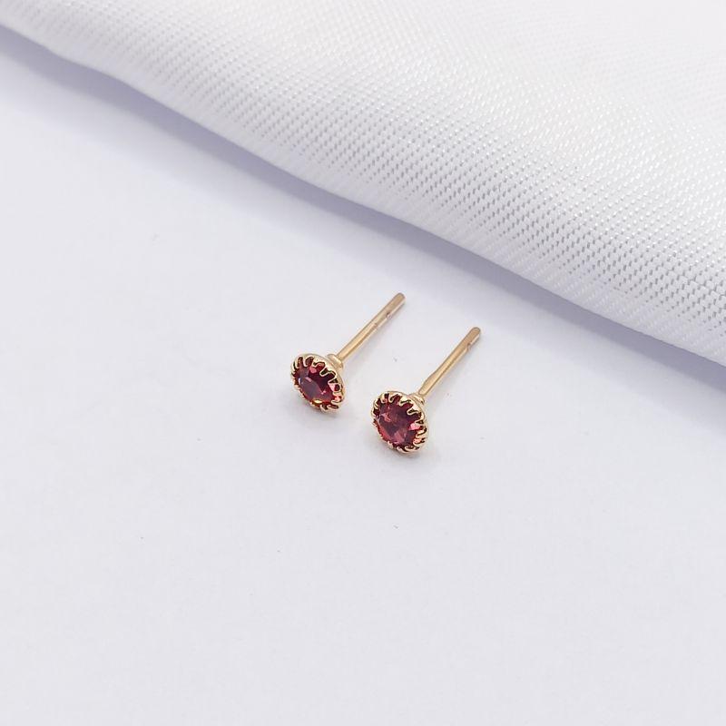 BRINCO DOURADO PONTO DE LUZ ROSA DETALHADO M