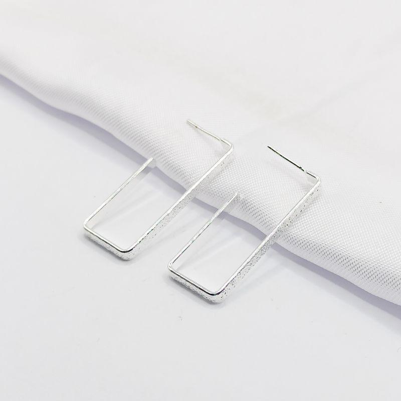 BRINCO PRATA ARGOLA RETANGULAR DIAMANTADA G