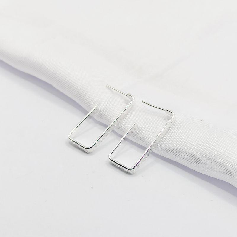 BRINCO PRATA ARGOLA RETANGULAR DIAMANTADA M