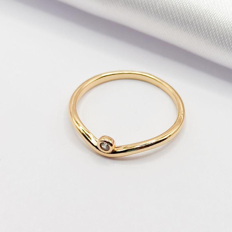 ANEL DOURADO FIO COM PONTO DE LUZ EM V SUAVE