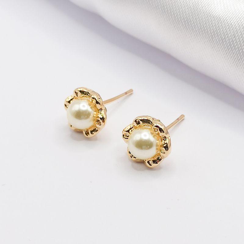 BRINCO DOURADO FLOR COM MIOLO DE PÉROLA