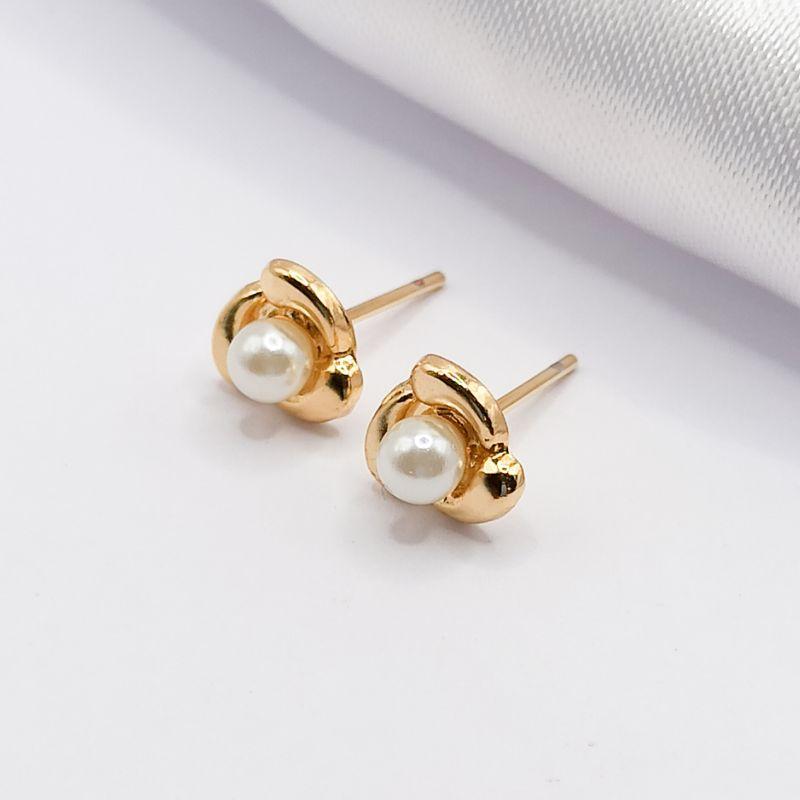 BRINCO DOURADO FLOR COM MIOLO DE PÉROLA P